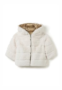 Korte witte nepbontjasje met een fluffy gouden satijnen voering voor de capuchon en een ritssluiting aan de voorkant, gekorte mouwen en een horizontaal doorgestikt ontwerp.