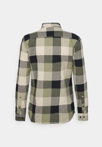 Langarm geruite blouse in groen, grijs en marineblauw. Katoenen materiaal met grote vierkante patronen en knopenmanchetten. Klassiek ontwerp van de kraag.