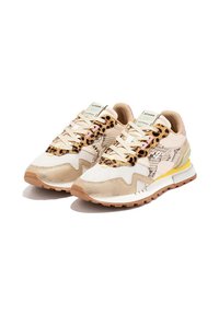 Zapatillas que combinan materiales en beige y blanco, acentos de estampado de leopardo, superficies texturizadas y una suela de goma con detalles en amarillo y marrón.