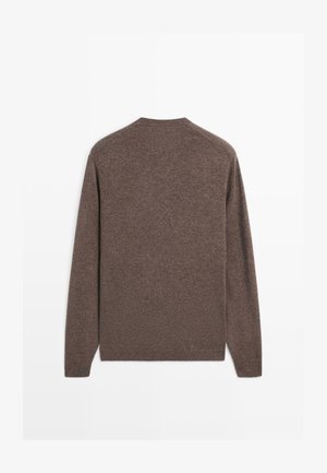 Brązowy sweter z długim rękawem, wykonany z miękkiej dzianiny, z okrągłym dekoltem i prostym, teksturowanym wykończeniem, bez widocznych logo lub wzorów.