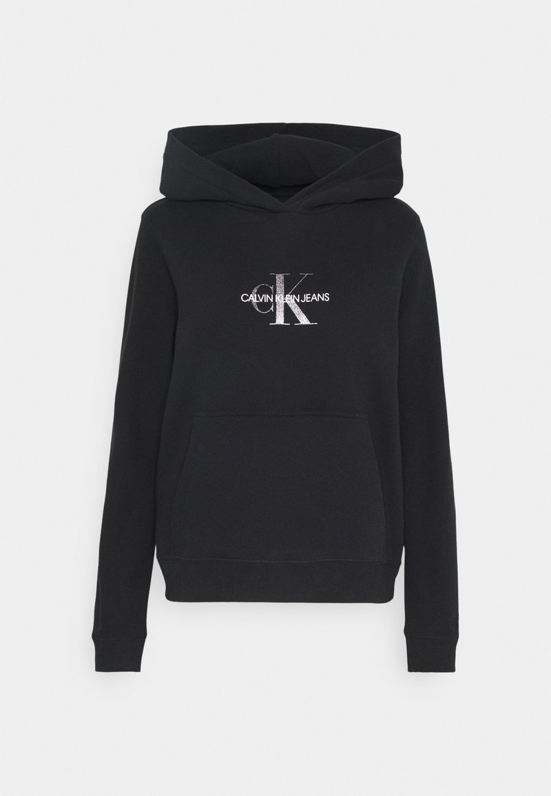 Felpa nera realizzata in morbido tessuto, con tasca frontale e cappuccio regolabile con cordino. Il logo Calvin Klein Jeans è impresso in argento.