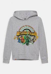Sudadera gris con un estampado gráfico colorido que presenta personajes y el texto "Descubre los secretos de la isla misteriosa". Mezcla de algodón, de mangas largas.