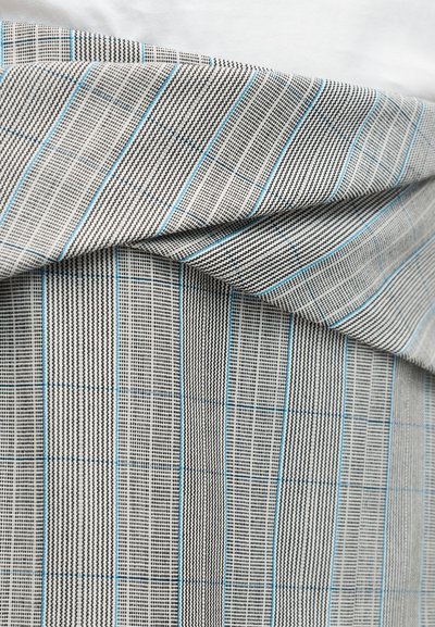 Γκρι ύφασμα με υφή που περιλαμβάνει λεπτές μαύρες γραμμές και μπλε λεπτομέρειες, διπλωμένο ώστε να εμφανίζει ένα καρό σχέδιο.