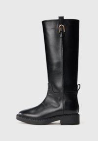 Bottes noires en cuir jusqu'au genou avec une finition lisse, bout rond, talon bas carré et un accent en métal doré sur le côté.