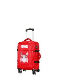 Maleta roja con logo de Marvel, gráfico de una araña en plata, cuatro ruedas, asa retráctil y correas ajustables en los laterales.
