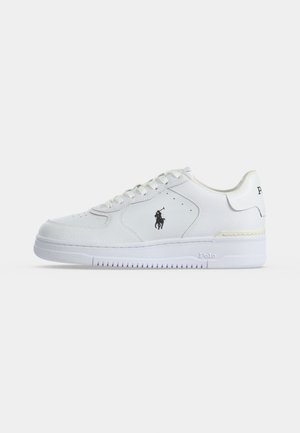 Zapatilla blanca de caña baja con diseño de cordones, paneles de cuero texturizado, logotipo negro de Polo en el lateral y "Polo" en relieve en el borde de la suela.