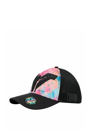 Casquette de baseball avec dos en maille noire, panneau avant teint en rose et bleu tie-dye coloré, grand logo brodé noir et autocollant réfléchissant sur la visière.