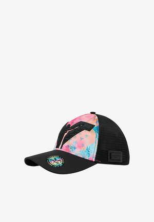 Casquette de baseball avec dos en maille noire, panneau avant teint en rose et bleu tie-dye coloré, grand logo brodé noir et autocollant réfléchissant sur la visière.