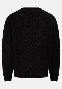 Czarny sweter z dzianiny warkoczowej, charakteryzujący się teksturowanym wzorem, okrągłym dekoltem oraz ściągaczami przy mankietach i u dołu. Miękki materiał dla wygody.