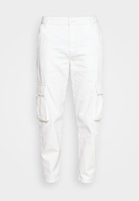 Pantalon cargo blanc avec fermeture par bouton et zip, passants pour ceinture, poches latérales à rabat, et coupe droite sur fond uni.