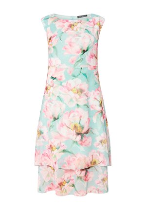 Ærmeløs lyseblå kjole med lagdelt nederdel, prydet med stort pink og hvidt blomsterprint og rund halsudskæring.