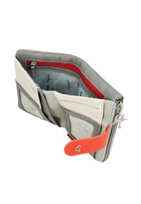 Graue und weiße Geldbörse mit einem orangefarbenen Riemen, ausgestattet mit mehreren Kartenfächern und einem roten Reißverschlussfach. Glattes Material und elegantes Design.