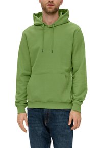 Sudadera con capucha verde, con un bolsillo frontal, cordones y puños acanalados. Fabricada en tejido suave; presenta texto a lo largo de la manga izquierda.