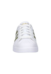 Witte sneaker met groene strepen, ronde neus en witte veters. Het merklogo is goudkleurig op de tong. Soepele textuur, casual ontwerp.