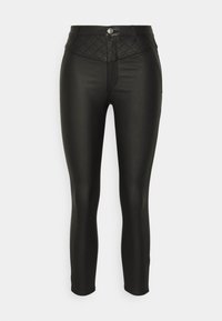 Černé kalhoty z umělé kůže s prošívaným pasem, slim fit a hladkou texturou. Disponují předním zapínáním na knoflík a nemají žádné viditelné ozdoby.