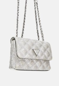 Borsa a tracolla silver trapuntata con catena, dotata di un logo triangolare Guess sulla parte anteriore e dettagli in superficie testurizzata.