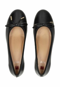Ballerine in pelle nera con punta arrotondata, nastro decorativo e hardware in tono oro, design slip-on, con un bordo elastico testurizzato.