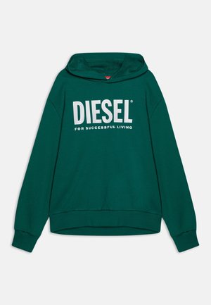 Zielona bluza z miękkiej tkaniny, wyposażona w przednią kieszeń kangurka, ściągacze przy rękawach oraz wyraźne białe logo "DIESEL" z hasłem poniżej.