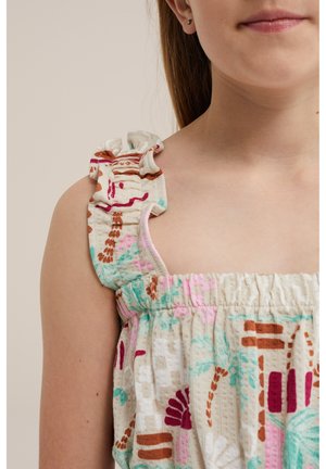 Laps kannab õlavabad, mitmevärvilise lillemustriga kleidi volangidega rihmade ja elastse kaelusega neutraalse taustaga.