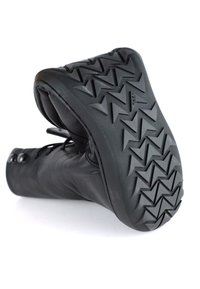 Stivale in pelle nera con caviglia alta, suola in gomma testurizzata con motivo a zigzag, occhielli metallici e lacci per la chiusura.