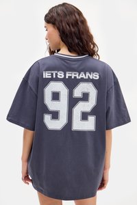 Oversized μπλούζα θαλάσσιου ναυτικού από βαμβάκι; διαθέτει λευκό φθαρμένο κείμενο "IETS FRANS" και τον αριθμό "92" στην πλάτη. Κοντά μανίκια, λαιμόκοψη.