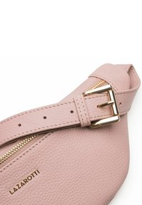 Rosa Leder-Crossbody-Tasche mit glatter Textur, goldfarbener Reißverschluss und Schnallenriemen-Detail. Logo "LAZAROTTI" auf der Seite geprägt.