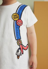 Next SHORT SLEEVE BACKPACK - REGULAR FIT - Tričko s potlačou - white