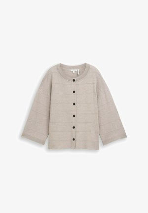 Cardigan beige chiaro con collo rotondo, con dettagli a costine, maniche lunghe e cinque bottoni neri disposti davanti in una fila orizzontale.