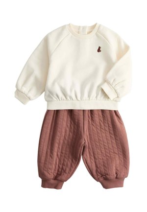 Cremefarbener Sweatshirt mit langen Ärmeln und kleinem braunem Tierlogo, kombiniert mit gesteppter staubrosa Hose mit elastischen Bündchen für ein Kleinkind.