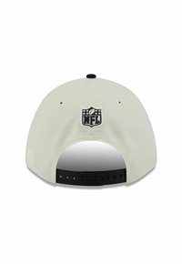 Weißes Basecap mit einem schwarzen verstellbaren Riemen und einem NFL-Logopatch auf der Rückseite, das eine glatte Stoffstruktur und gestickte Details aufweist.