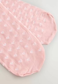 Lyserøde babyvotter med små hvide hjerte-mønstre på en lys baggrund, arrangeret side om side.