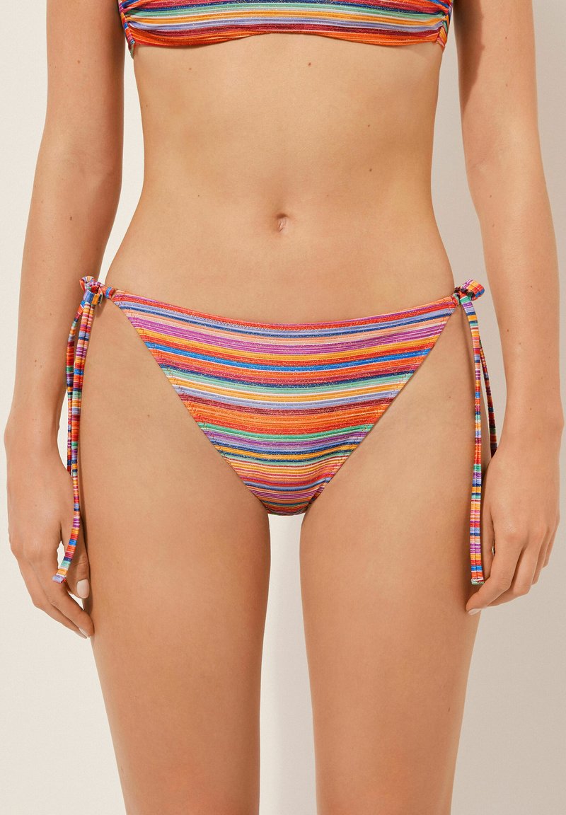 Randig bikiniunderdel med en flerfärgad design, med knytband på sidorna. Tillverkad av töjbart tyg med en glatt yta.