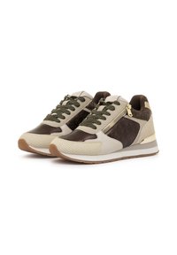 Zapatillas de estilo con una parte superior beige, acentos marrones, paneles texturizados y cordones verdes. Cuenta con una cremallera dorada y una suela de goma para mayor tracción.