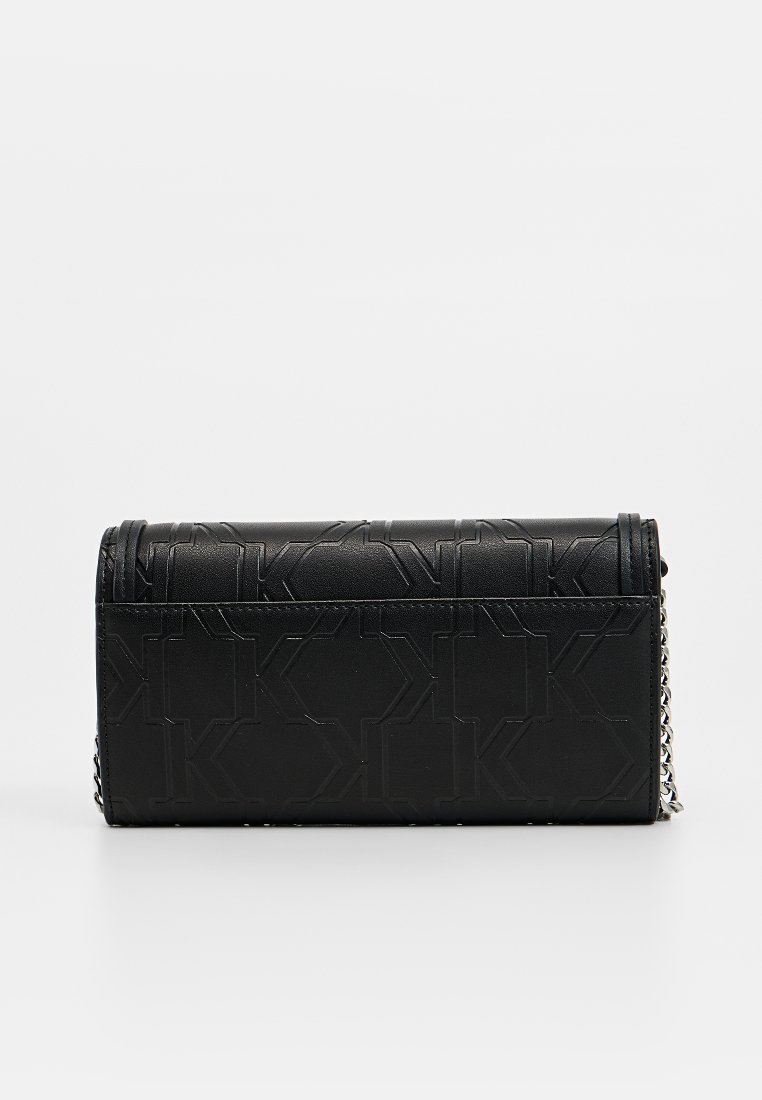 Pochette en cuir noir avec motif de logo embossé, de forme rectangulaire et dotée d'une bandoulière chaîne. Texture lisse avec un design structuré.