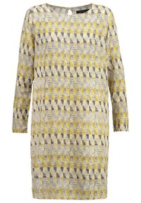 Robe à manches longues présentant un motif géométrique en jaune et marron, fabriquée en tissu léger avec un col rond et un détail en forme de trou clé au dos.