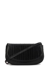 Czarna skórzana torebka z żebrowaną fakturą, z zakrzywionym zapięciem na klapkę i długim, regulowanym paskiem. Kompaktowy i sztywny kształt.