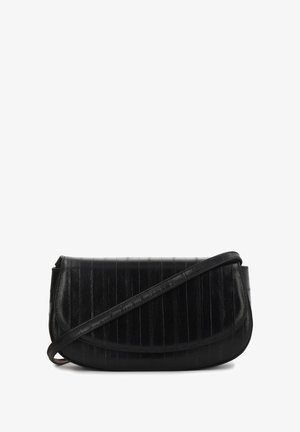 Geantă de mână din piele neagră cu o textură nervurată, o clapetă curbată și o curea lungă, ajustabilă. Formă compactă și structura.