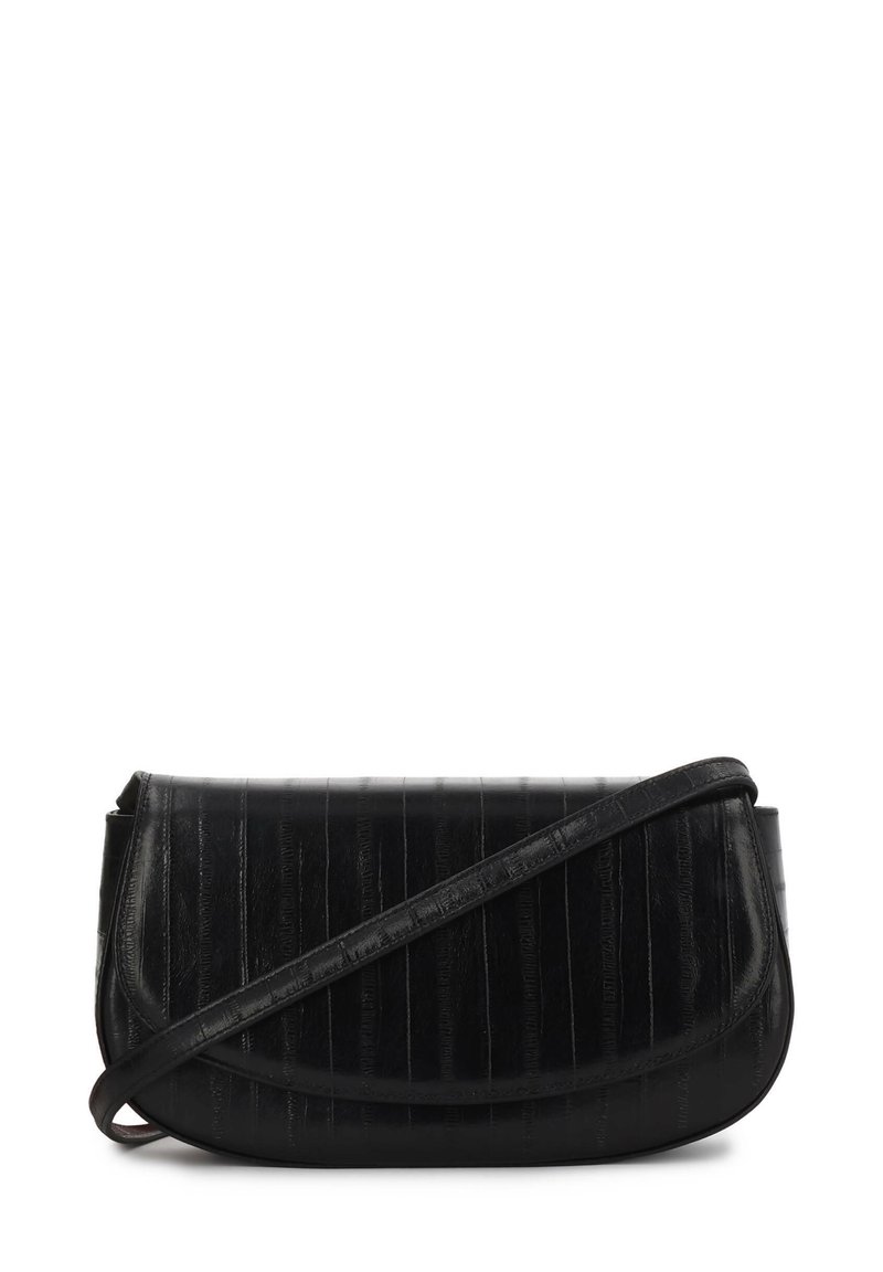 Czarna skórzana torebka z żebrowaną fakturą, z zakrzywionym zapięciem na klapkę i długim, regulowanym paskiem. Kompaktowy i sztywny kształt.