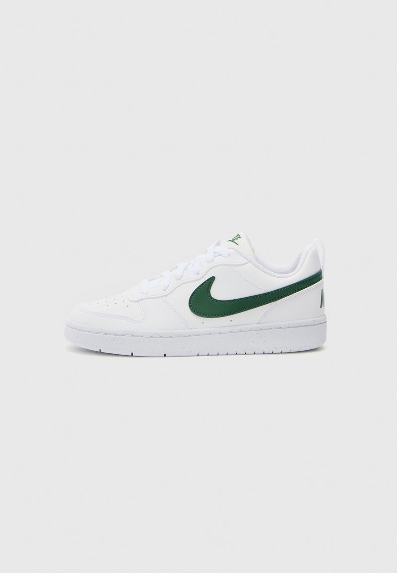 Baskets blanches au fini lisse, dotées d'un logo swoosh vert et d'accents, avec des lacets unis et une semelle extérieure texturée pour une meilleure adhérence.