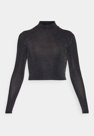 Top corto a maniche lunghe e colletto alto, di colore nero, realizzato in un tessuto lucido e strutturato con un leggero scintillio. Design aderente.