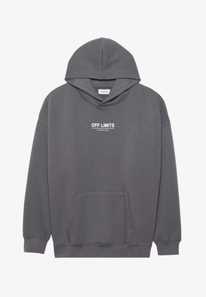 Szary sweatshirt z kapturem wykonany z mieszanki bawełny. Posiada przednią kieszeń oraz biały napis: "STREFY ZABRONIONE DANGEROUS AREA" wydrukowany na klatce piersiowej.