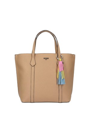 Borsa tote in pelle marrone chiaro con doppi manici e portachiavi con nappina multicolore attaccato vicino al manico superiore destro.