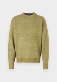 Sweter w kolorze oliwkowej zieleni wykonany na drutach, z okrągłym dekoltem, prążkowanym dołem i fakturowanym wykończeniem. Charakteryzuje się luźnym krojem oraz długimi, lekko opuszczonymi rękawami.