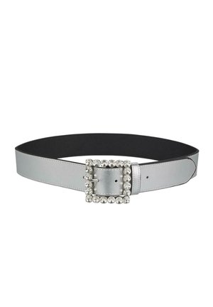 Cinturón de cuero plateado con un diseño ancho, que presenta una hebilla rectangular adornada con rhinestones y un lado inferior negro.