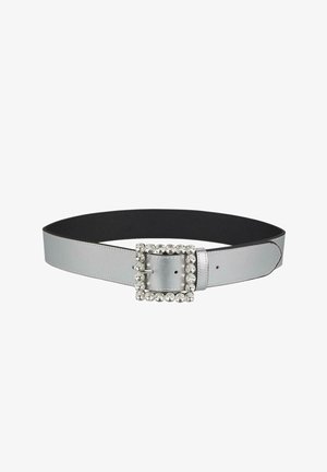 Cinturón de cuero plateado con un diseño ancho, que presenta una hebilla rectangular adornada con rhinestones y un lado inferior negro.