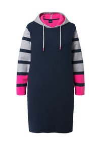 Abito con cappuccio in navy, grigio e rosa. Presenta maniche lunghe con strisce grigie e navy, texture a coste e accenti rosa su polsini e cappuccio.