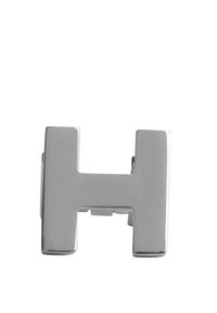 Spilla in metallo argentato a forma di lettera "H" con superficie liscia, bracci rettangolari e chiusura a spilla per il fissaggio. Design compatto e geometrico.