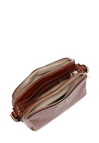 Borsa in pelle marrone con motivo coccodrillo, dotata di tre scomparti con zip, foderata in beige e con dettagli in hardware dorato.