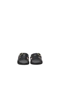 Zwarte slidesandalen met een gladde afwerking, voorzien van twee brede banden en een gouden gespaccent. Open ontwerp met uitsparingen voor ademend vermogen.