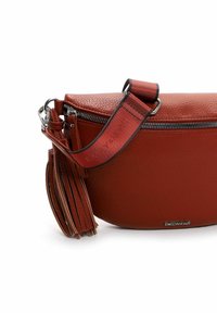 Borsa a tracolla rossa in pelle con chiusura a zip, caratterizzata da una finitura texturizzata, una lunga tracolla e un accento con frangia sul lato.
